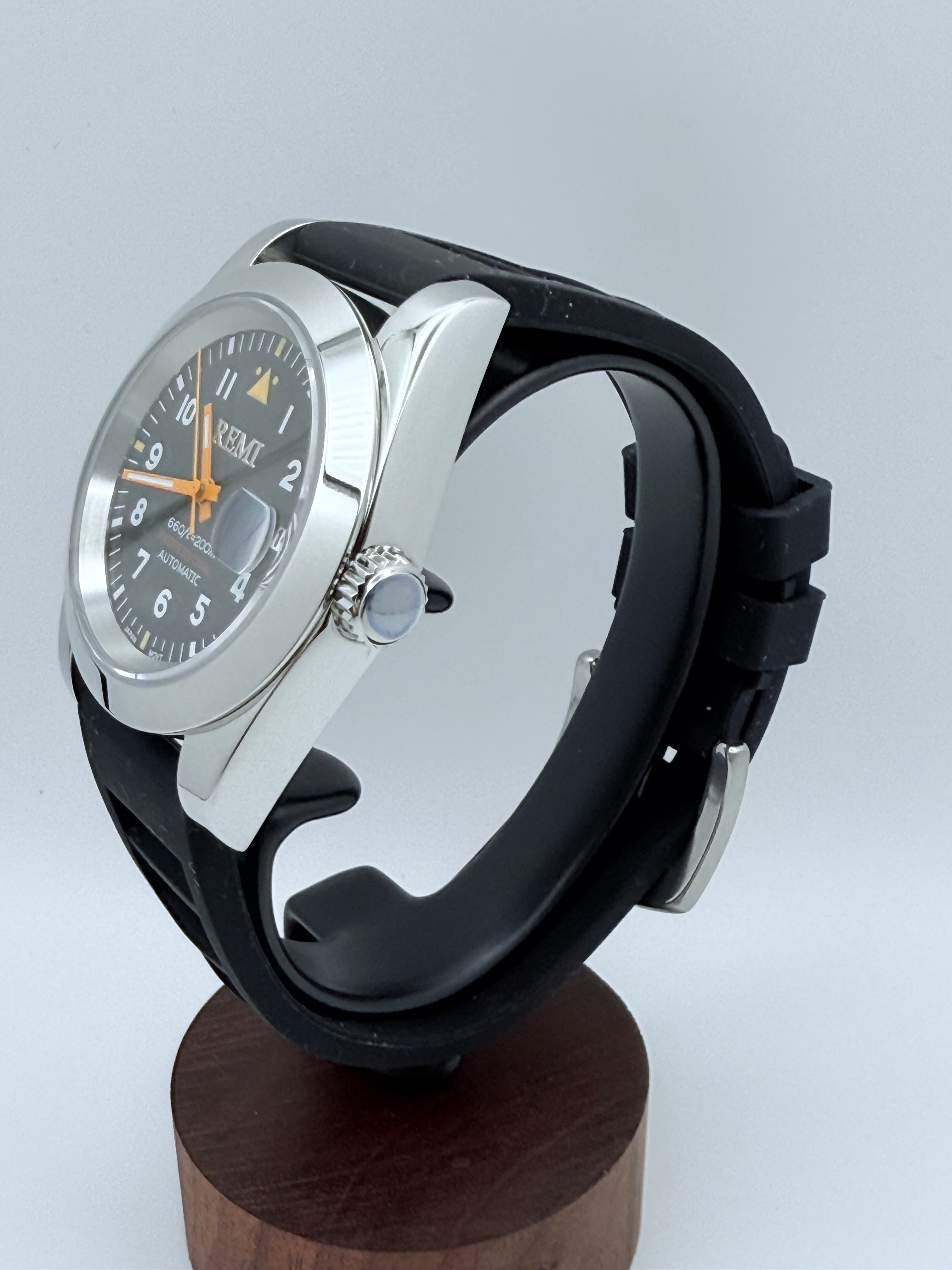 Trekker Field - Automatic Black